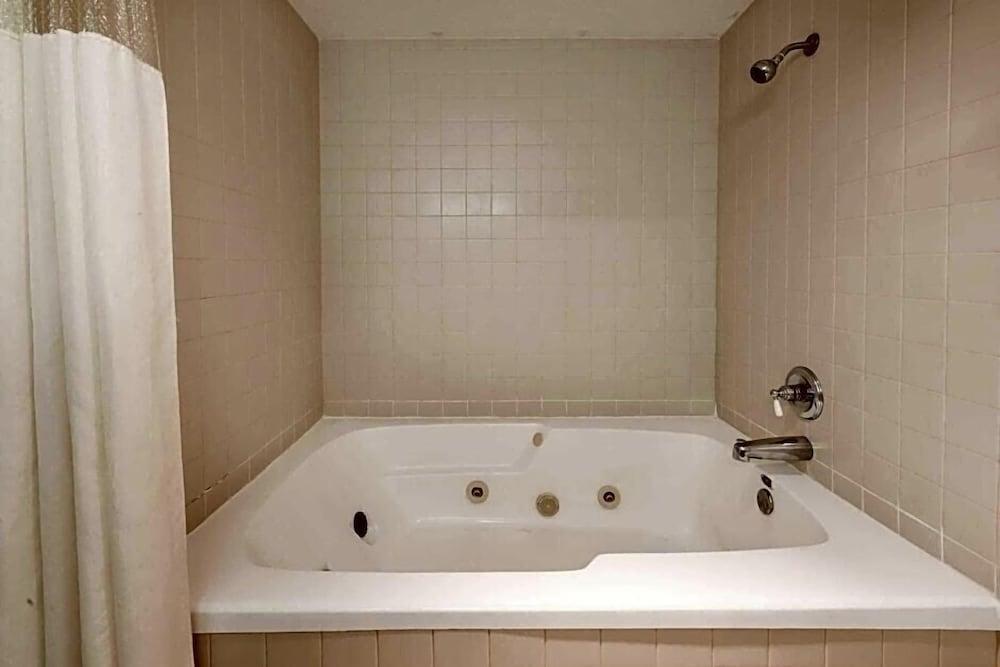 Days Inn By Wyndham Bloomington Zewnętrze zdjęcie