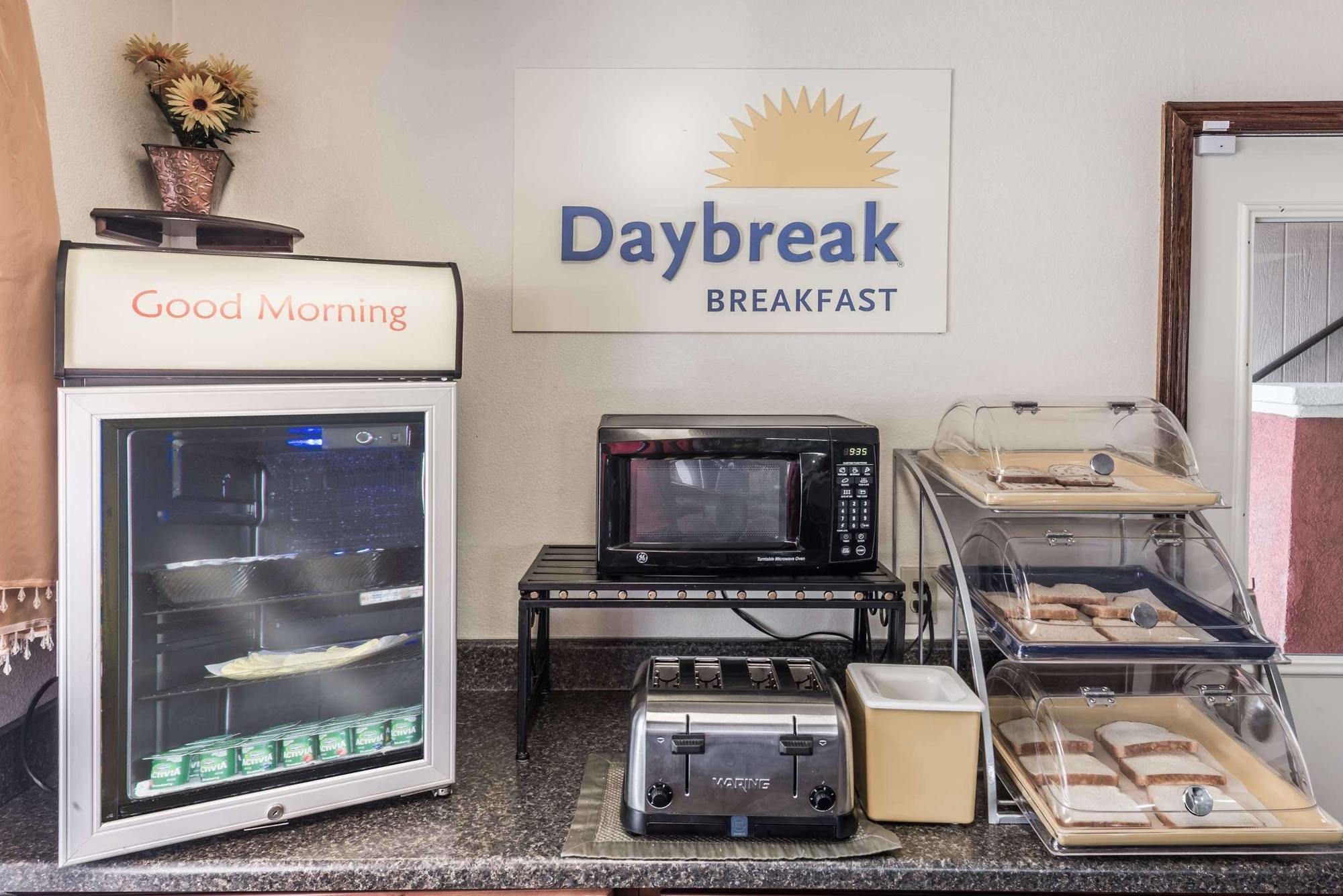 Days Inn By Wyndham Bloomington Zewnętrze zdjęcie