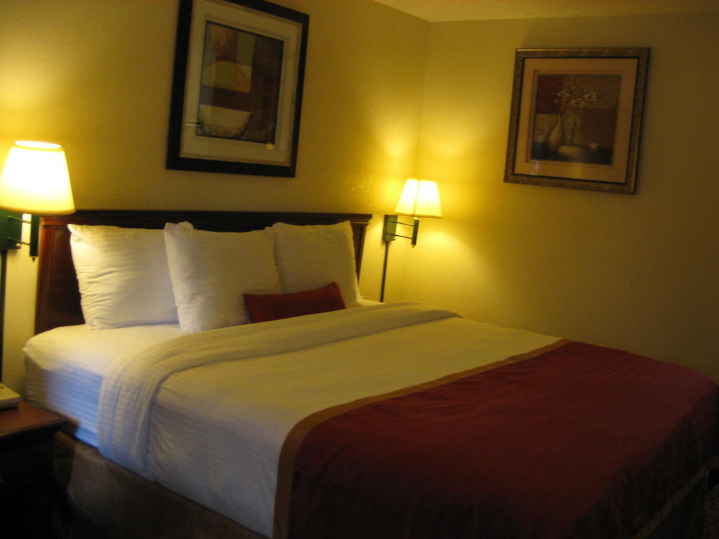 Days Inn By Wyndham Bloomington Zewnętrze zdjęcie